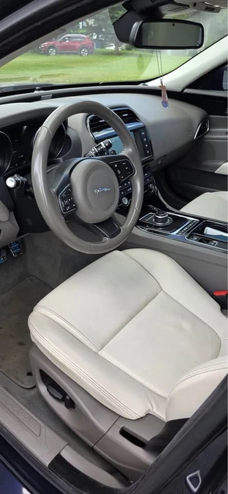 2017 Jaguar XE - Image 4 of 10