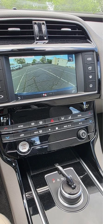 2017 Jaguar XE - Image 7 of 10