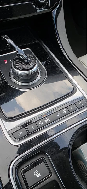 2017 Jaguar XE - Image 9 of 10