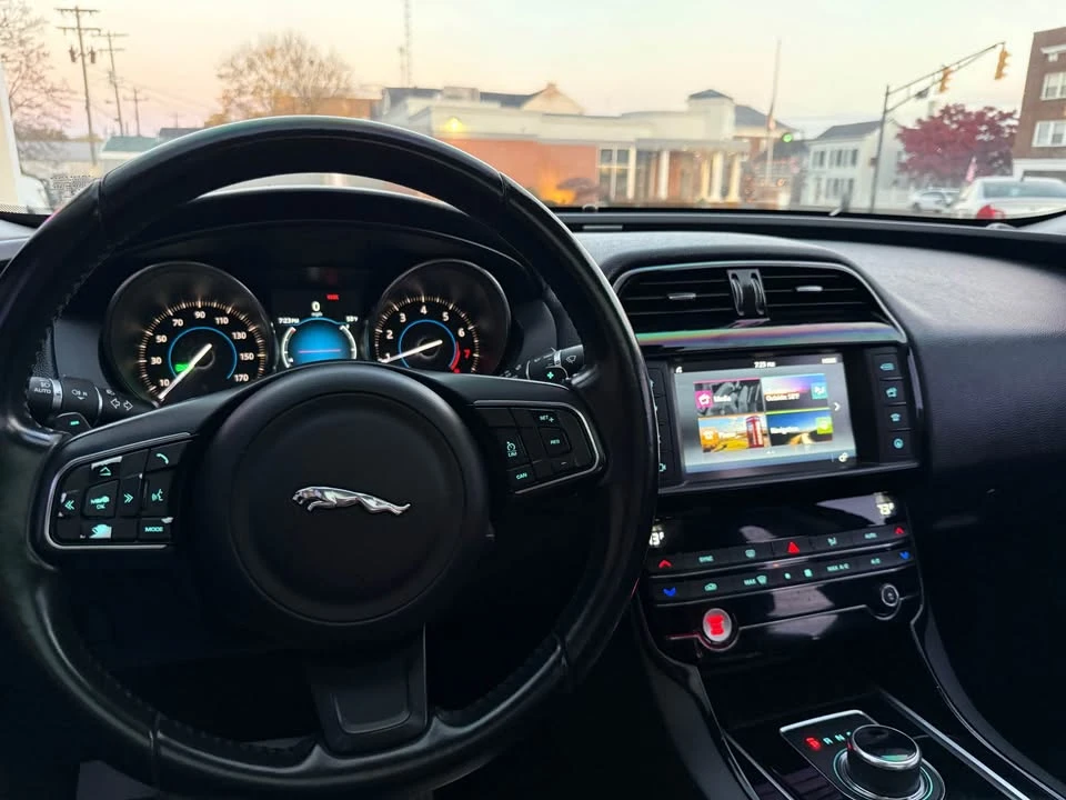 2017 Jaguar XE - Image 5 of 19