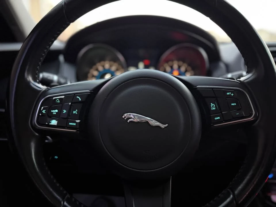 2017 Jaguar XE - Image 3 of 19