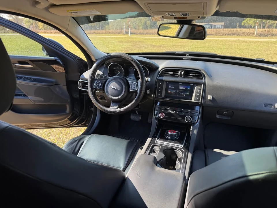 2017 Jaguar XE - Image 8 of 18