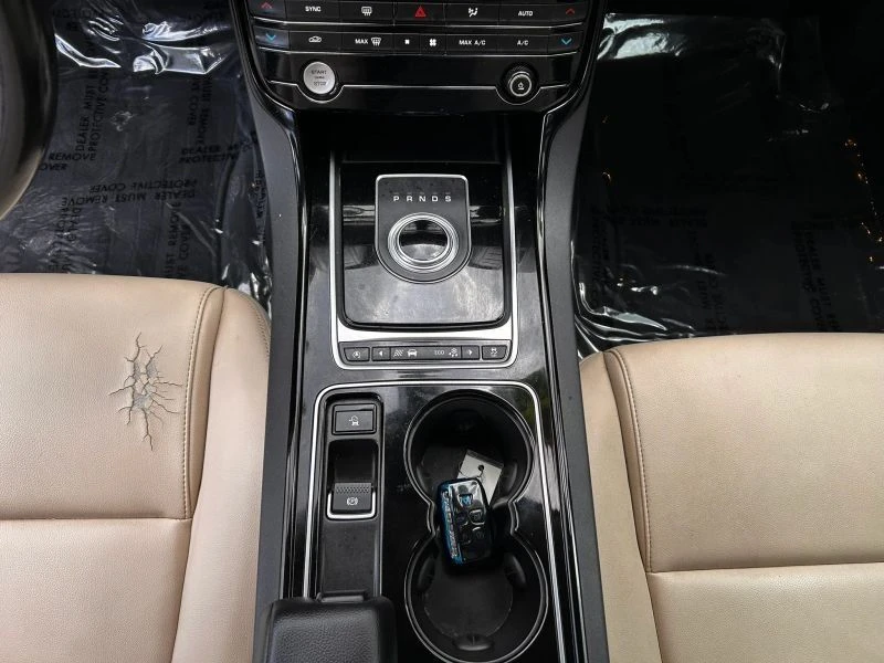 2017 Jaguar XE - Image 13 of 20