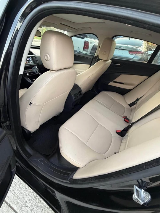 2017 Jaguar XE - Image 11 of 17