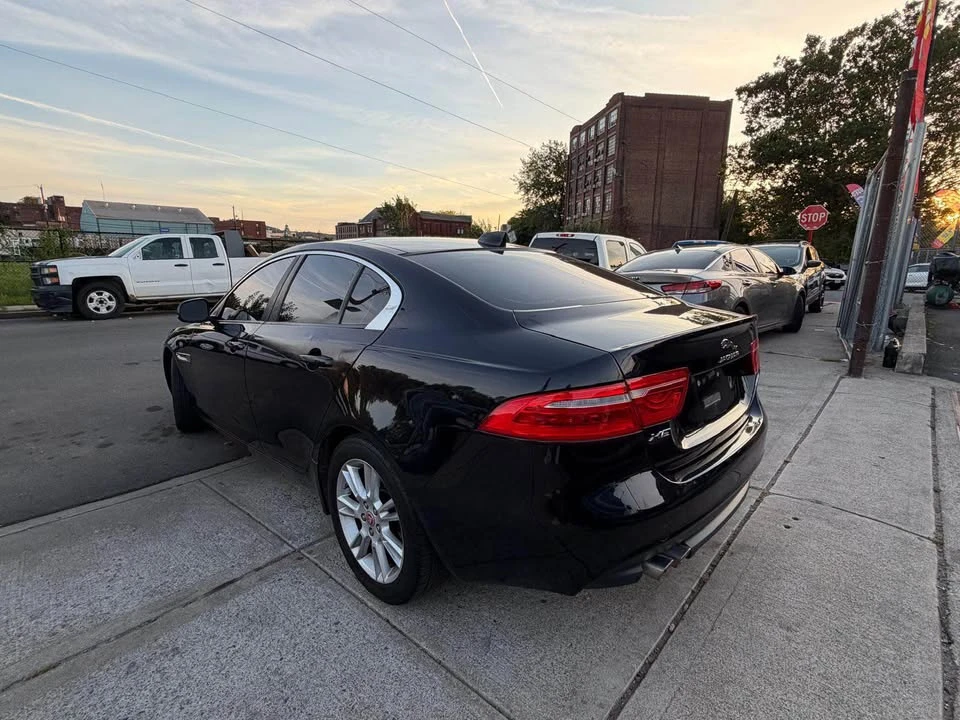 2017 Jaguar XE - Image 10 of 17
