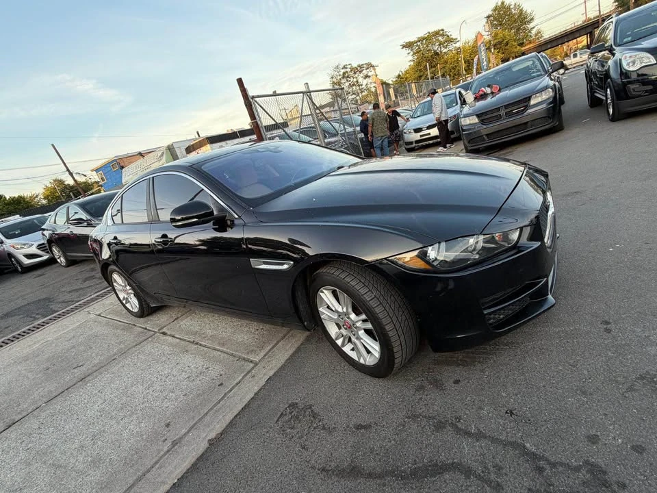 2017 Jaguar XE - Image 7 of 17
