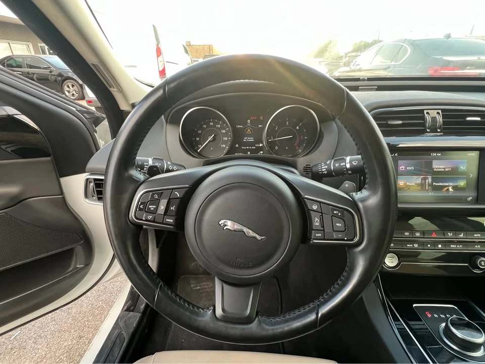 2017 Jaguar XE - Image 9 of 17