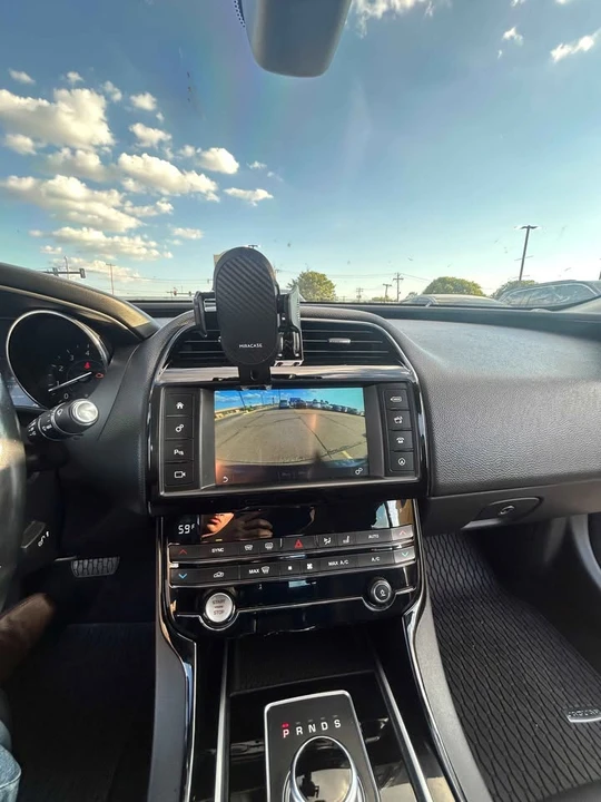 2017 Jaguar XE - Image 4 of 4