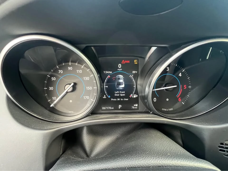 2017 Jaguar XE - Image 10 of 17