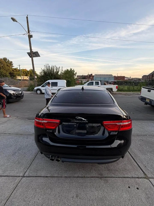 2017 Jaguar XE - Image 9 of 17