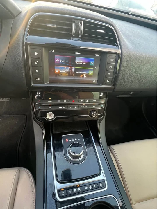 2017 Jaguar XE - Image 12 of 17