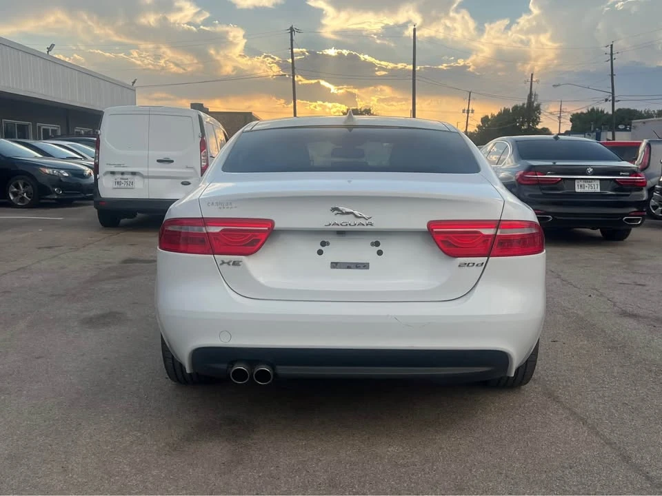 2017 Jaguar XE - Image 8 of 17