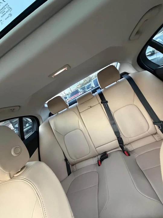 2017 Jaguar XE - Image 10 of 16
