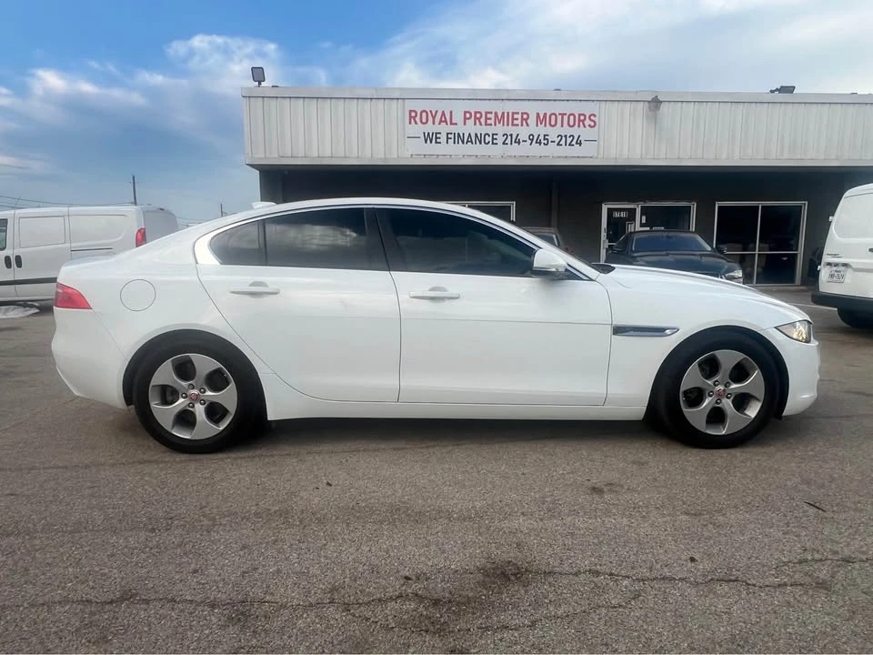 2017 Jaguar XE - Image 5 of 17
