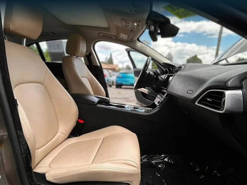 2017 Jaguar XE - Image 18 of 20