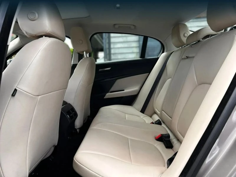 2017 Jaguar XE - Image 14 of 20