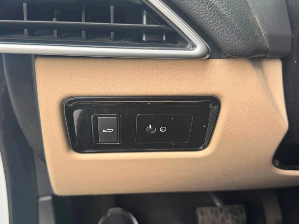2017 Jaguar XE - Image 14 of 17
