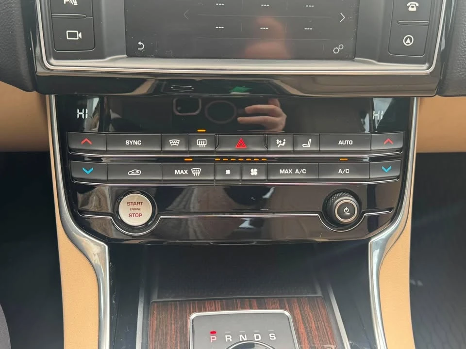2017 Jaguar XE - Image 12 of 17