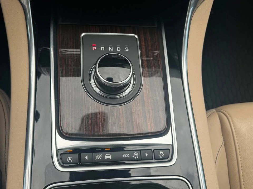 2017 Jaguar XE - Image 13 of 17