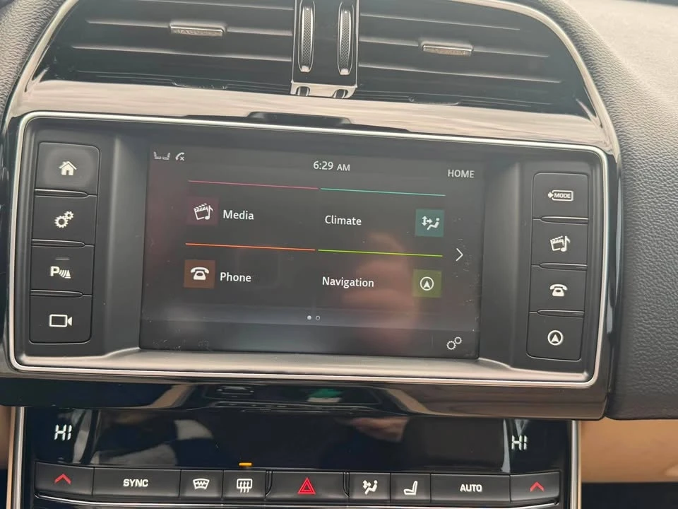 2017 Jaguar XE - Image 10 of 17