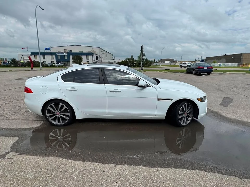 2017 Jaguar XE - Image 2 of 17