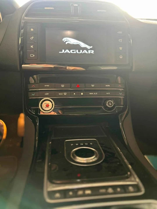 2017 Jaguar XE - Image 3 of 7