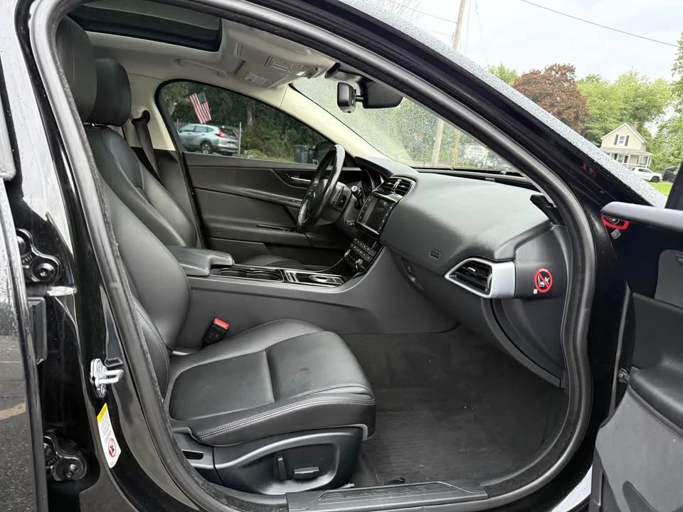2017 Jaguar XE - Image 15 of 20