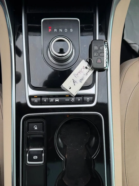 2017 Jaguar XE - Image 16 of 17
