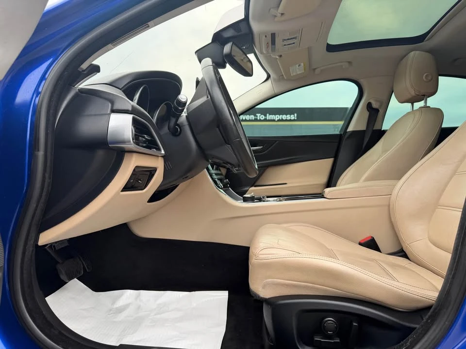 2017 Jaguar XE - Image 10 of 17