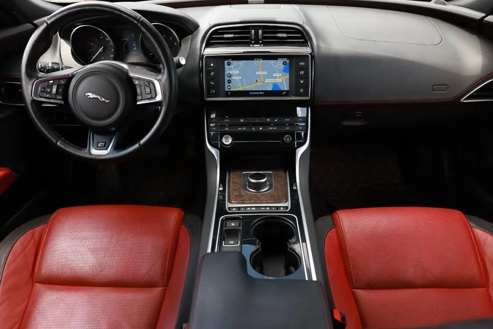 2017 Jaguar XE - Image 4 of 16