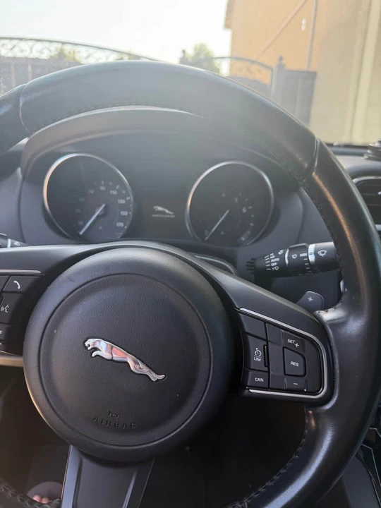 2017 Jaguar XE - Image 7 of 8