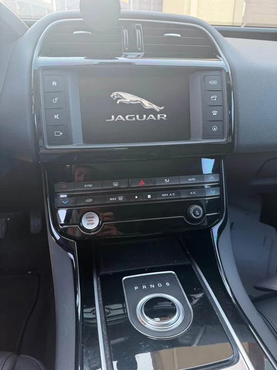 2017 Jaguar XE - Image 6 of 8
