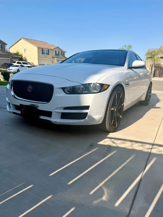2017 Jaguar XE - Image 5 of 8