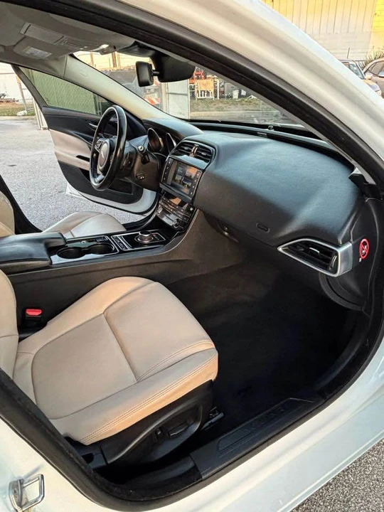 2017 Jaguar XE - Image 4 of 6