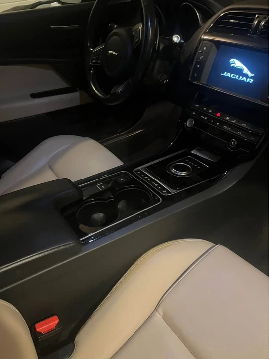 2017 Jaguar XE - Image 4 of 5