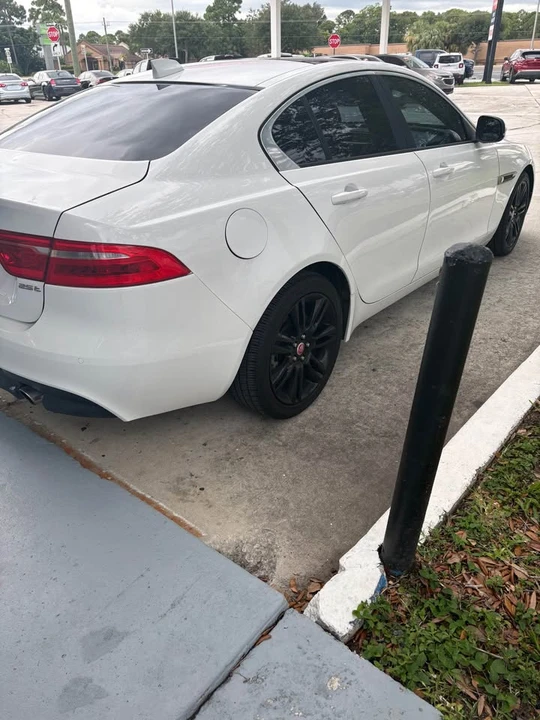 2017 Jaguar XE - Image 4 of 7