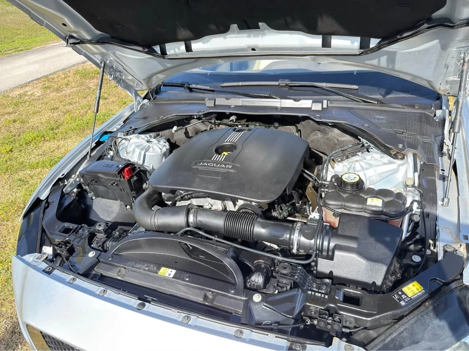 2017 Jaguar XE - Image 10 of 11
