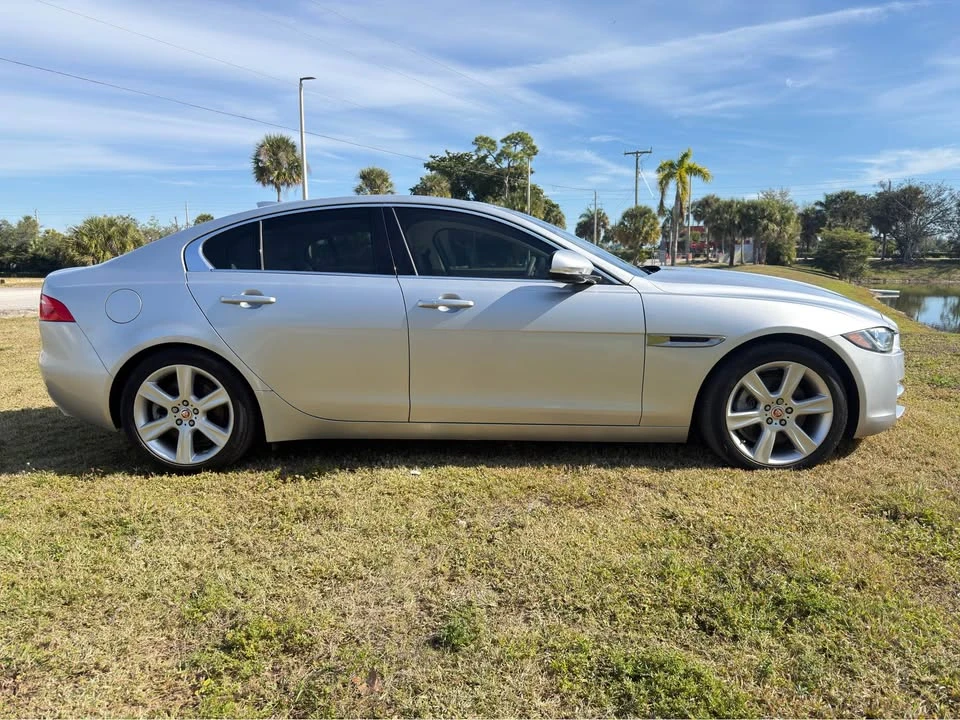 2017 Jaguar XE - Image 6 of 11
