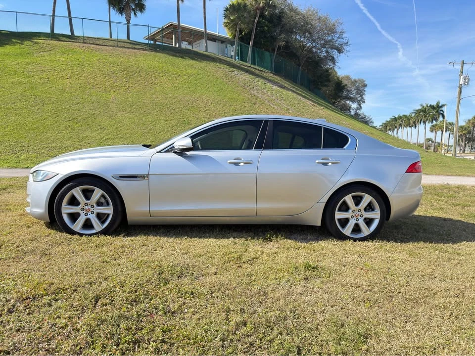 2017 Jaguar XE - Image 5 of 11