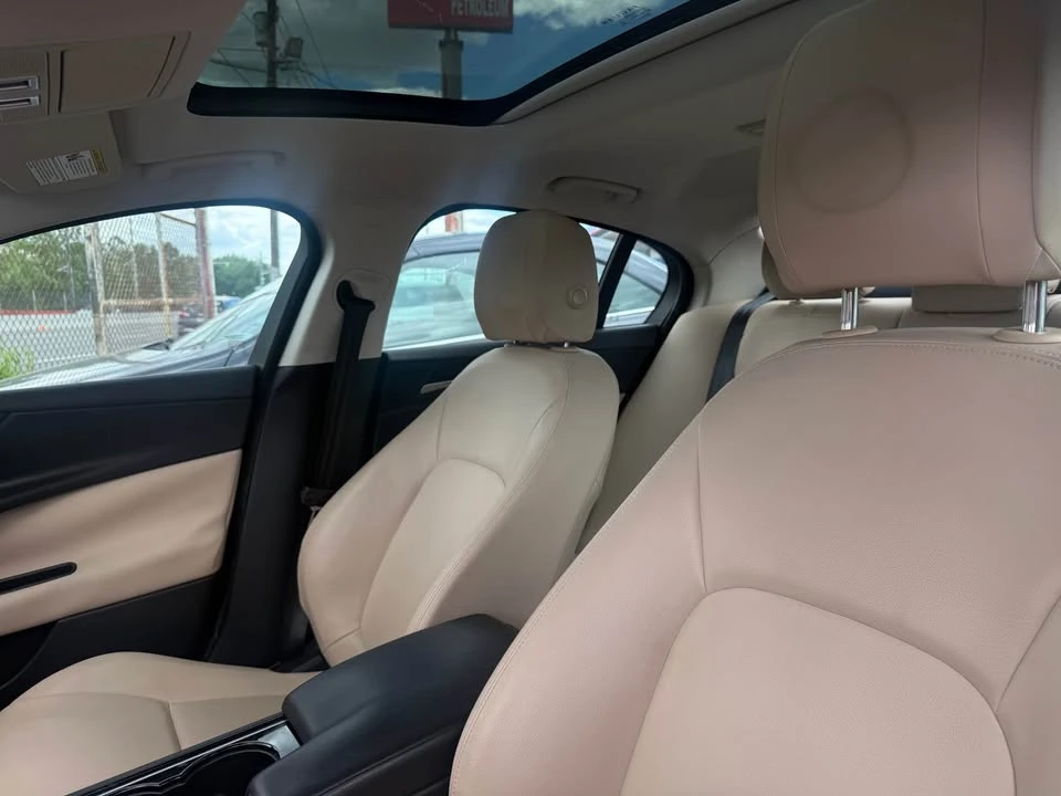 2017 Jaguar XE - Image 4 of 6