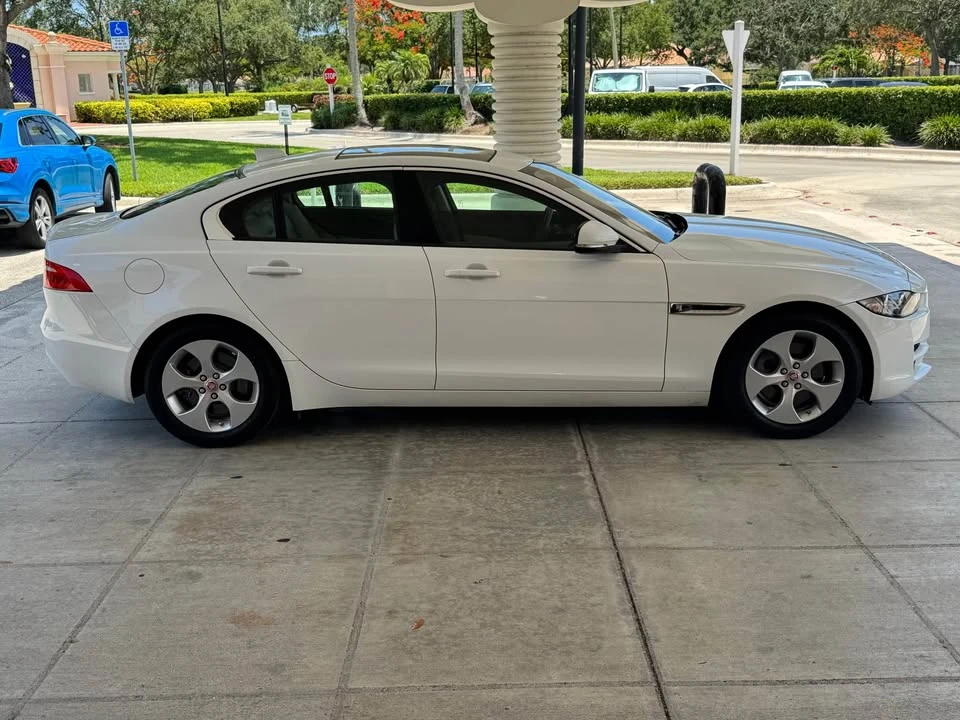 2017 Jaguar XE - Image 5 of 18