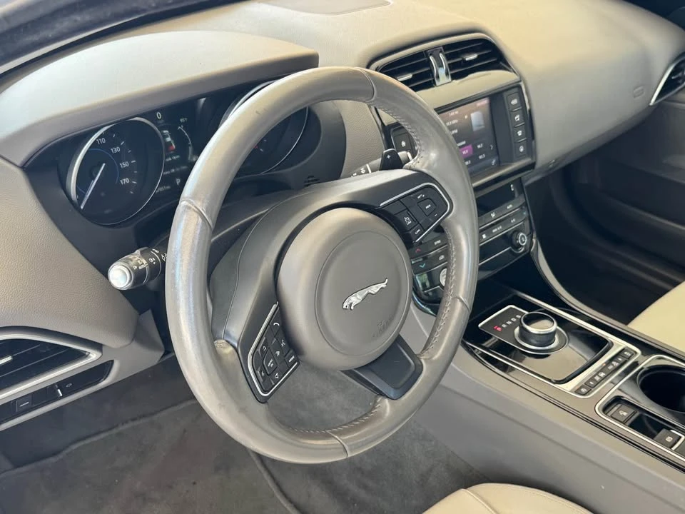 2017 Jaguar XE - Image 8 of 18