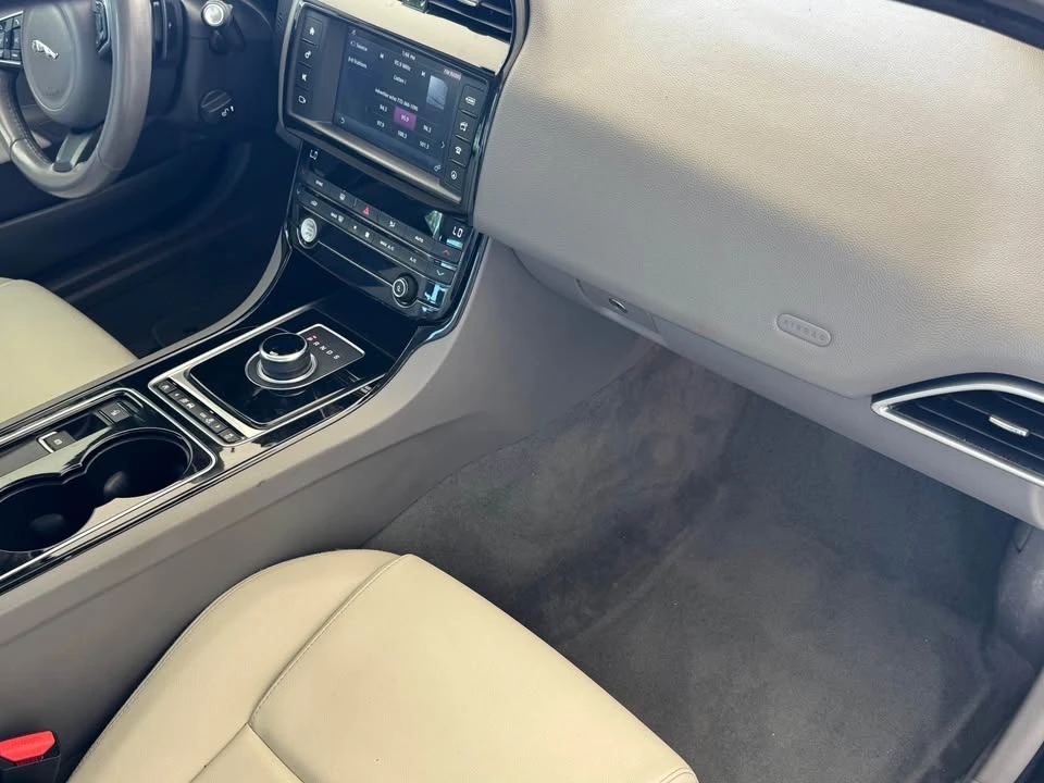 2017 Jaguar XE - Image 10 of 18
