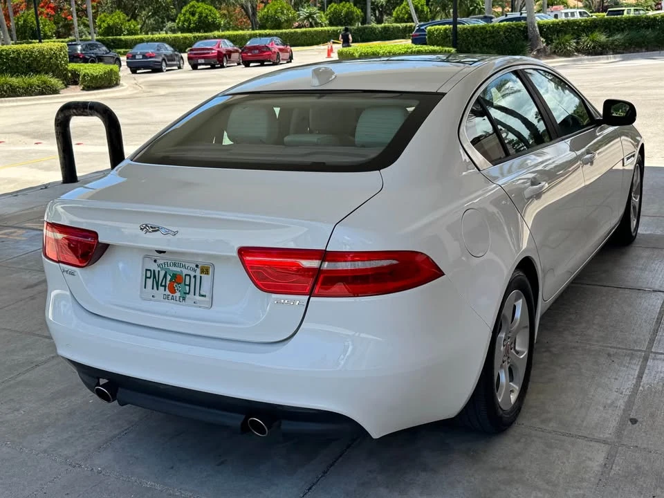 2017 Jaguar XE - Image 17 of 18
