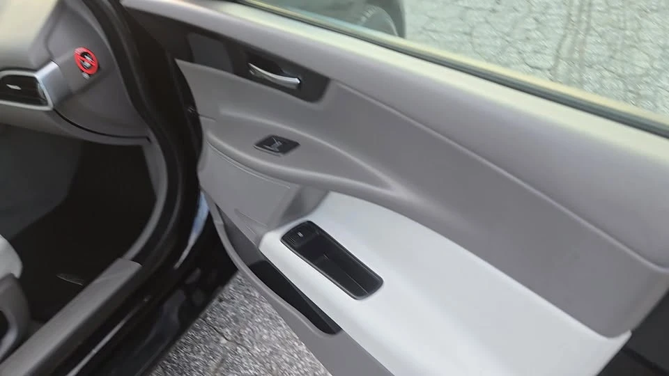 2017 Jaguar XE - Image 16 of 16