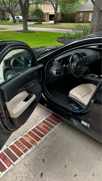 2017 Jaguar XE - Image 7 of 20
