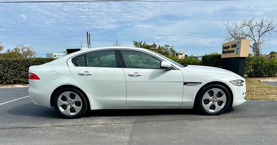 2017 Jaguar XE - Image 3 of 10