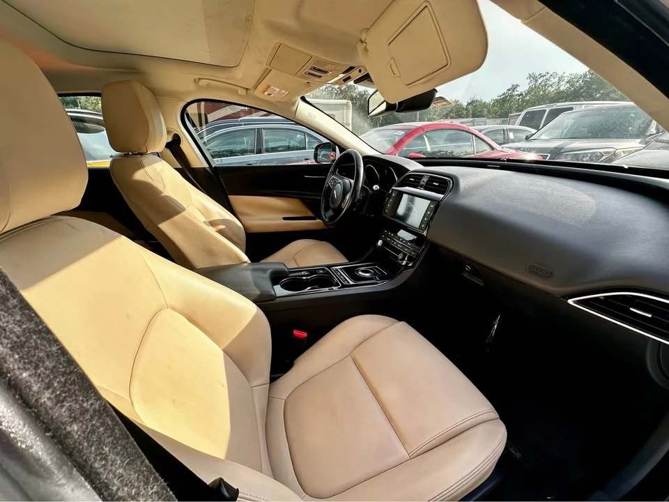 2017 Jaguar XE - Image 9 of 10