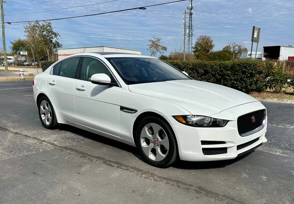 2017 Jaguar XE - Image 7 of 10