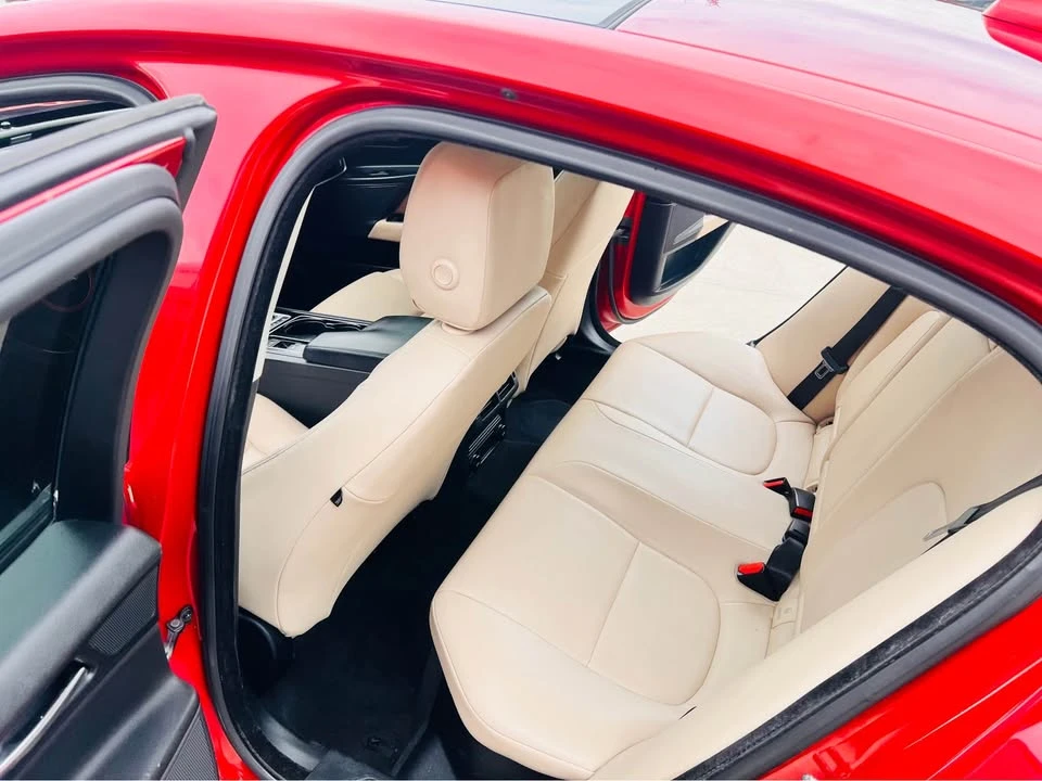 2017 Jaguar XE - Image 5 of 15